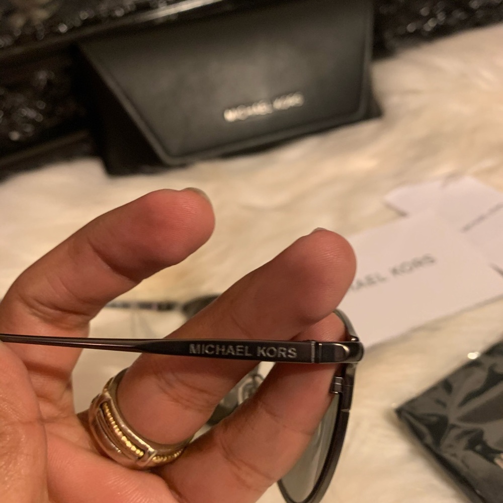 Michael kors sunglasses 🕶 - Picture 5 of 6